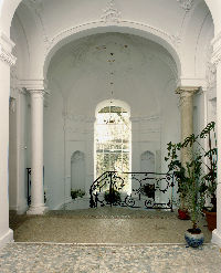 Wnętrze neobarokowej klatki schodowej w wieży pałacu
