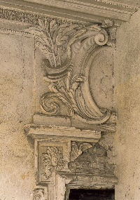 Fragment barokowego kominka w sali rycerskiej